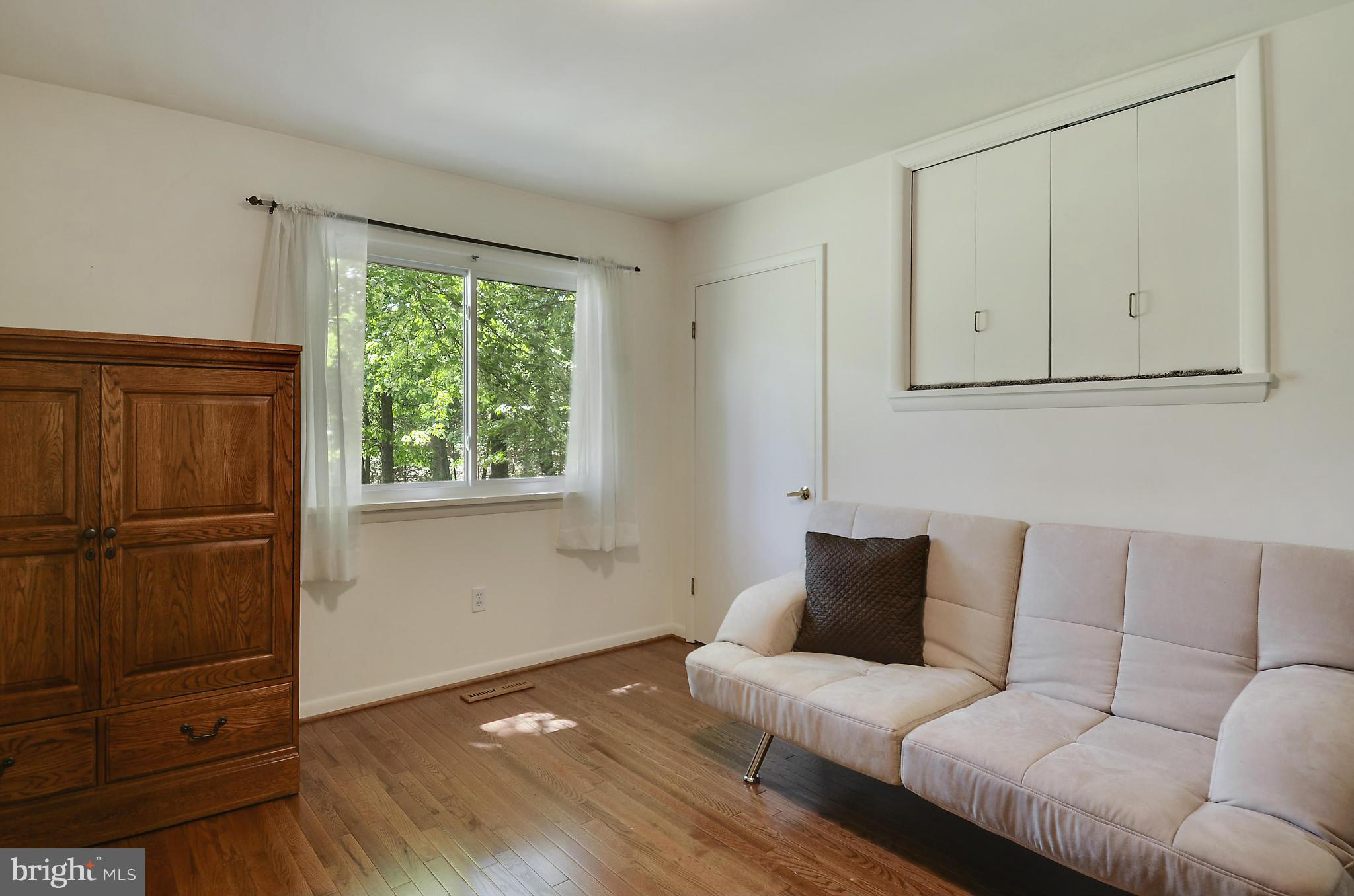 21013 Sunnyacres Road Gaithersburg, MD 20882 - Photo 19 of 30 a living room with furniture and a window