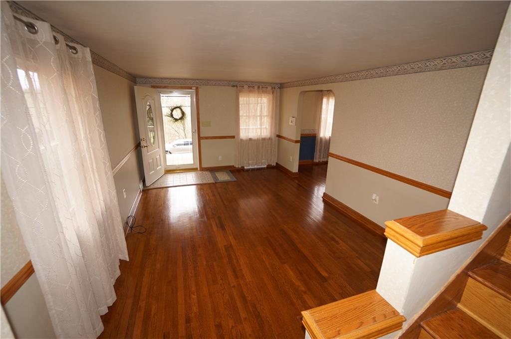 890 Middle Road Castle Shannon, PA 15234 - Photo 4 of 25 Here you can see the beautiful grain of oak...the dimension of the grain...natural beauty never goes out of style!