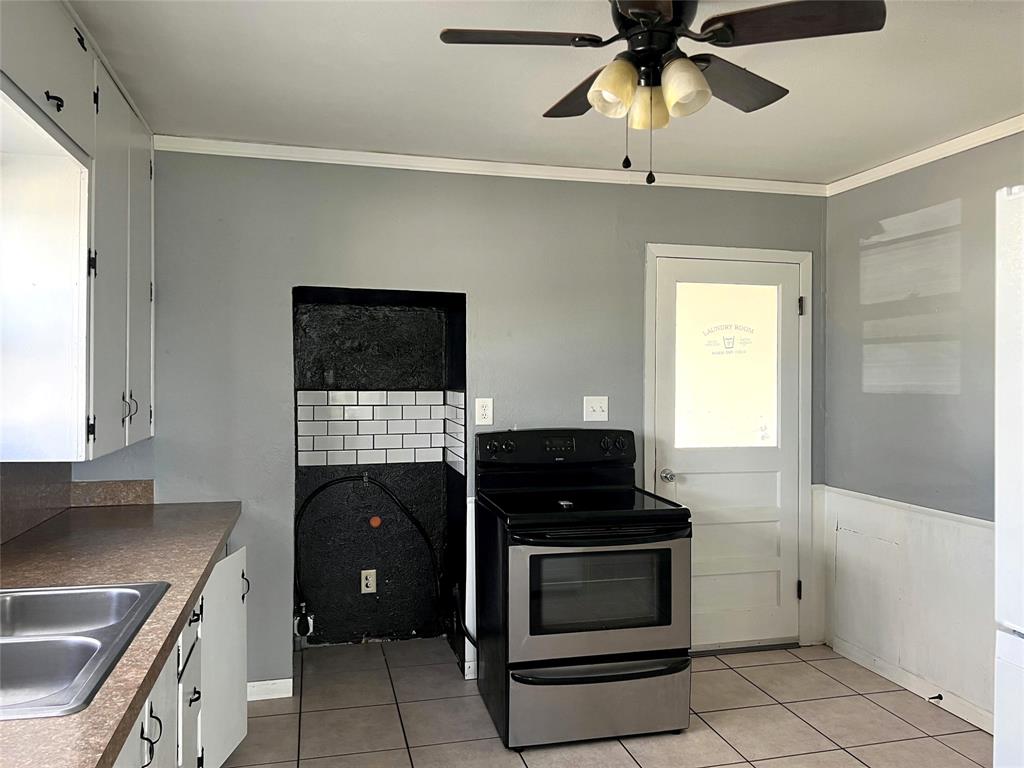 402 South Red River Street Henrietta, TX 76365 - Photo 12 of 20 a kitchen with a stove and a refrigerator