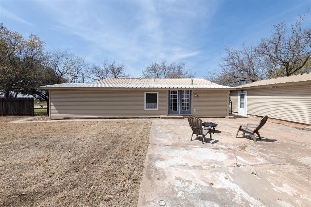 402 South Red River Street Henrietta, TX 76365 - Photo 6 of 20 a view of a backyard with a sitting area