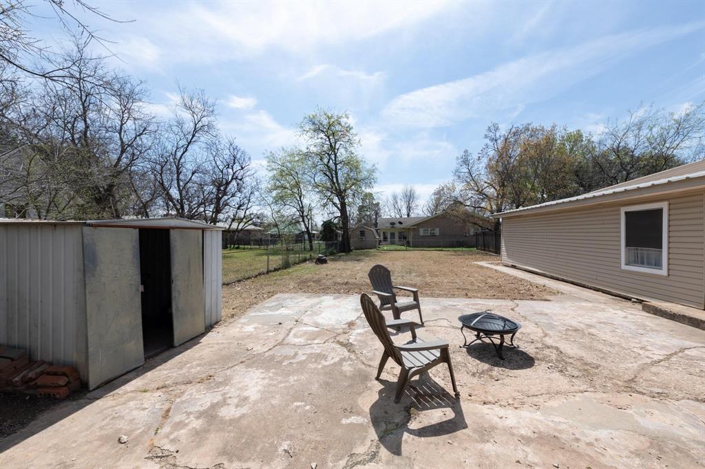402 South Red River Street Henrietta, TX 76365 - Photo 7 of 20 a backyard of a house with table and chairs