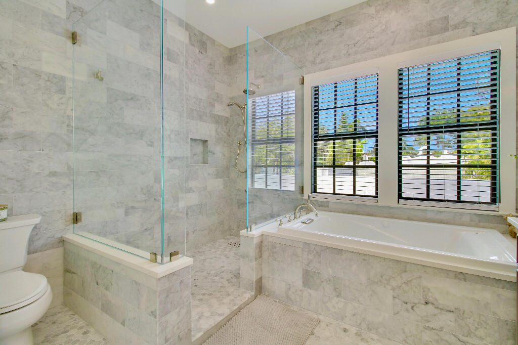 623 Avon Road West Palm Beach, FL 33401 - Photo 26 of 39 a spacious bathroom with a bathtub and toilet