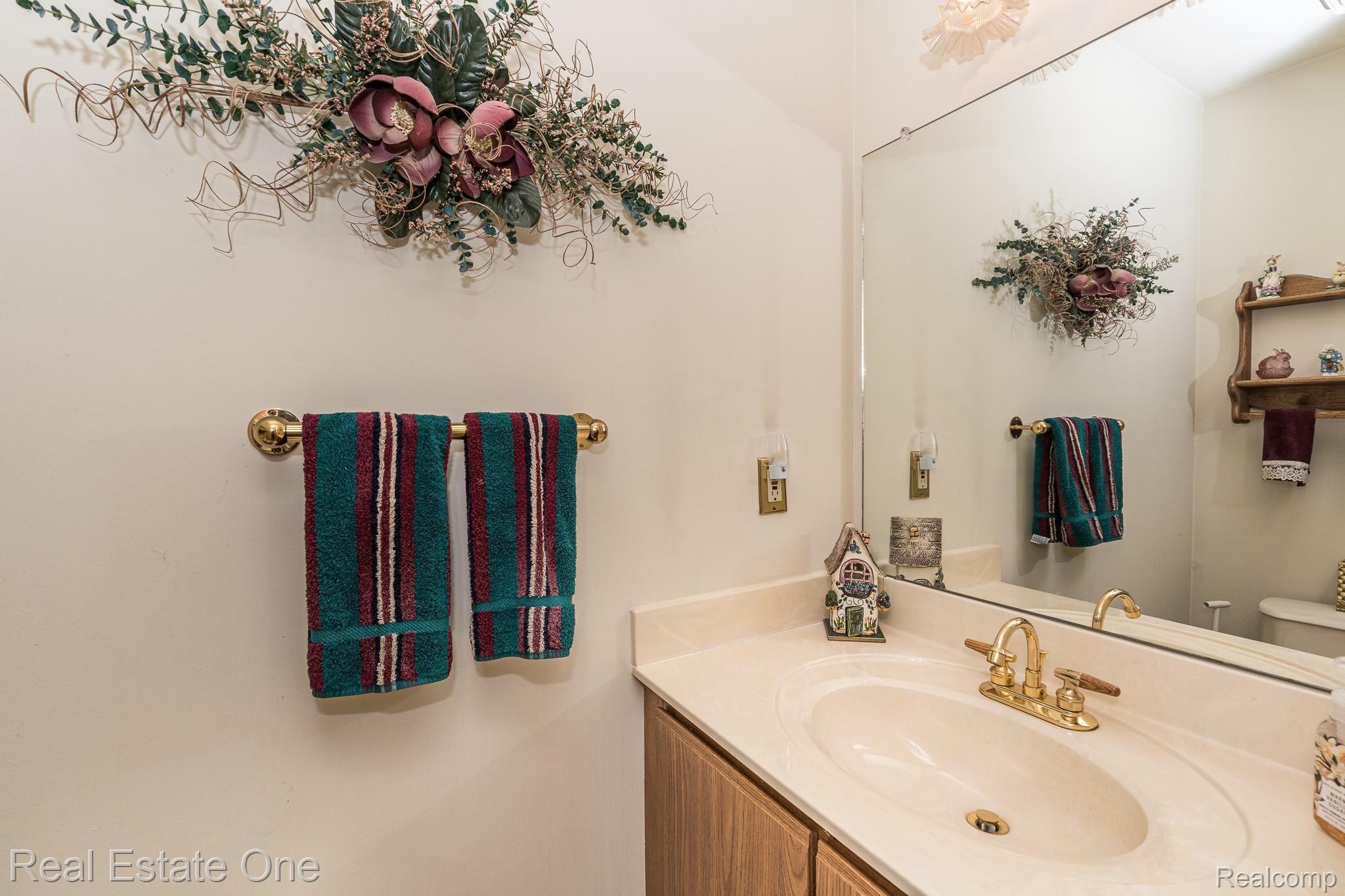 627 Tennyson Rochester, MI 48307 - Photo 6 of 25 1/2 bath. Main floor.