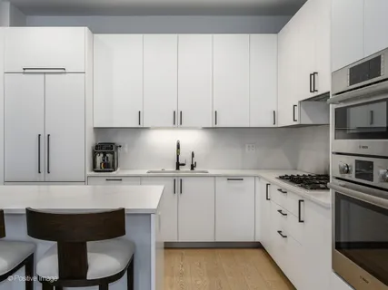 $1,100,000 | 305 South Racine Avenue, Unit 6B, Chicago, IL 60607