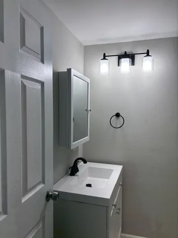 $2,600 | 201 East Rose Street, Glenwood, IL 60425