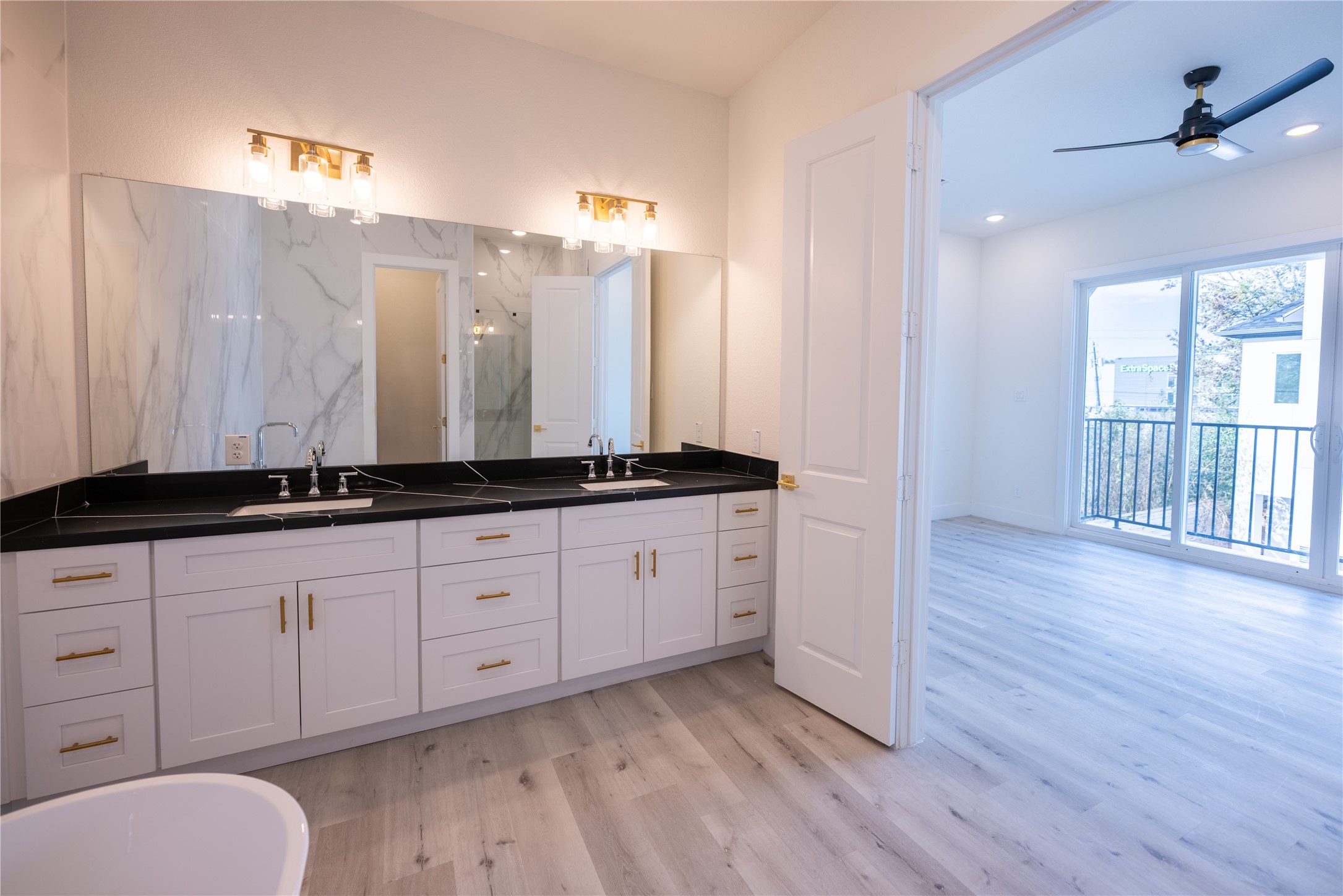 5906 St Augustine Street, Unit C Houston, TX 77021 - Photo 20 of 47 Primary Bathroom