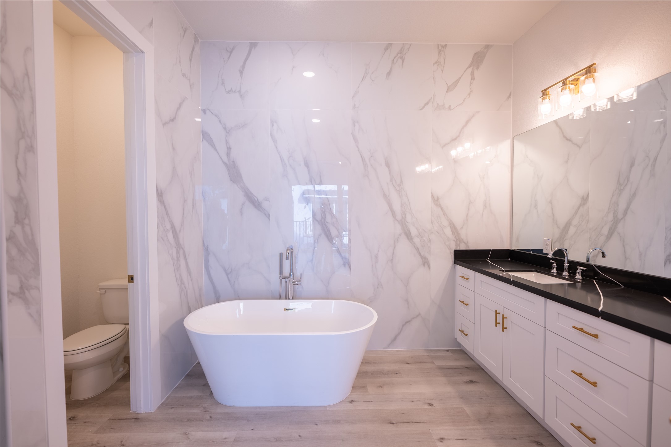 5906 St Augustine Street, Unit C Houston, TX 77021 - Photo 23 of 47 Primary Bathroom