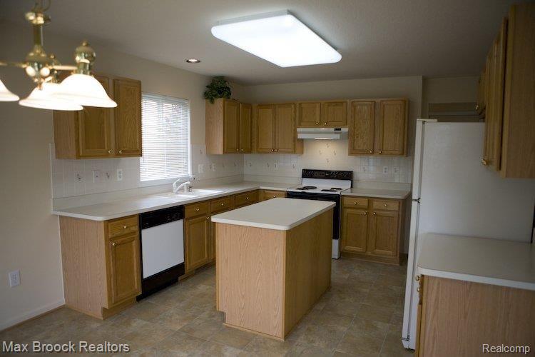 4996 South Ridgeside Circle Ann Arbor, MI 48105 - Photo 15 of 23 kitchen