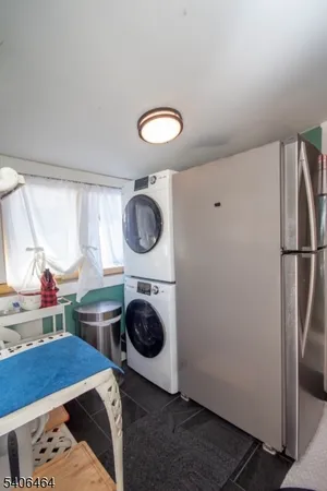 a bed room with a bed and a closet