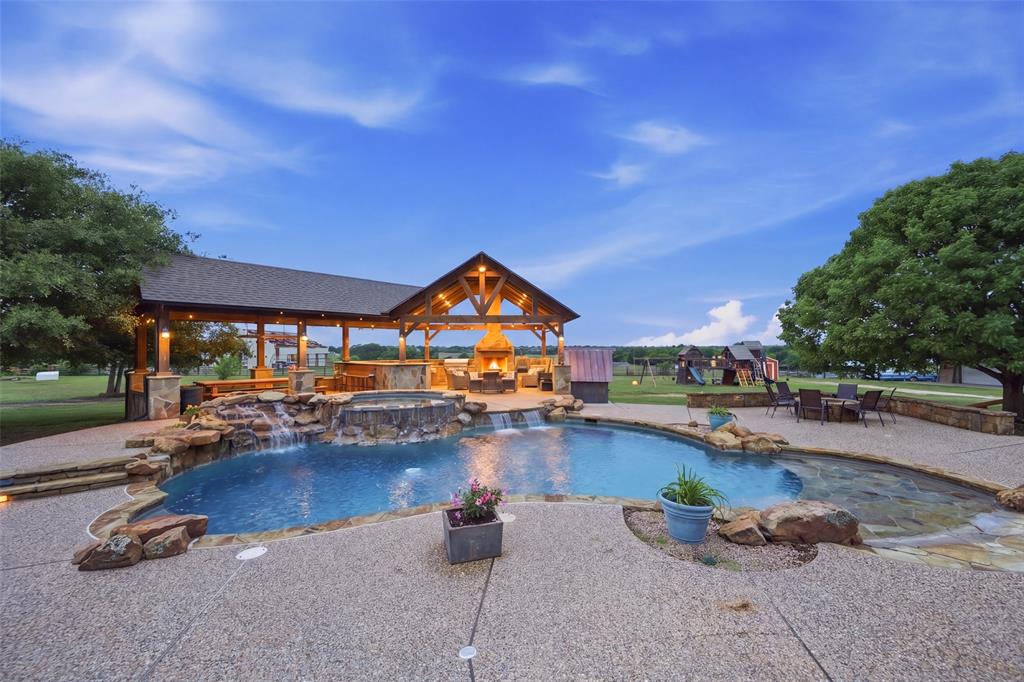 5241 Plainview Road Midlothian, TX 76065 - Photo 4 of 39