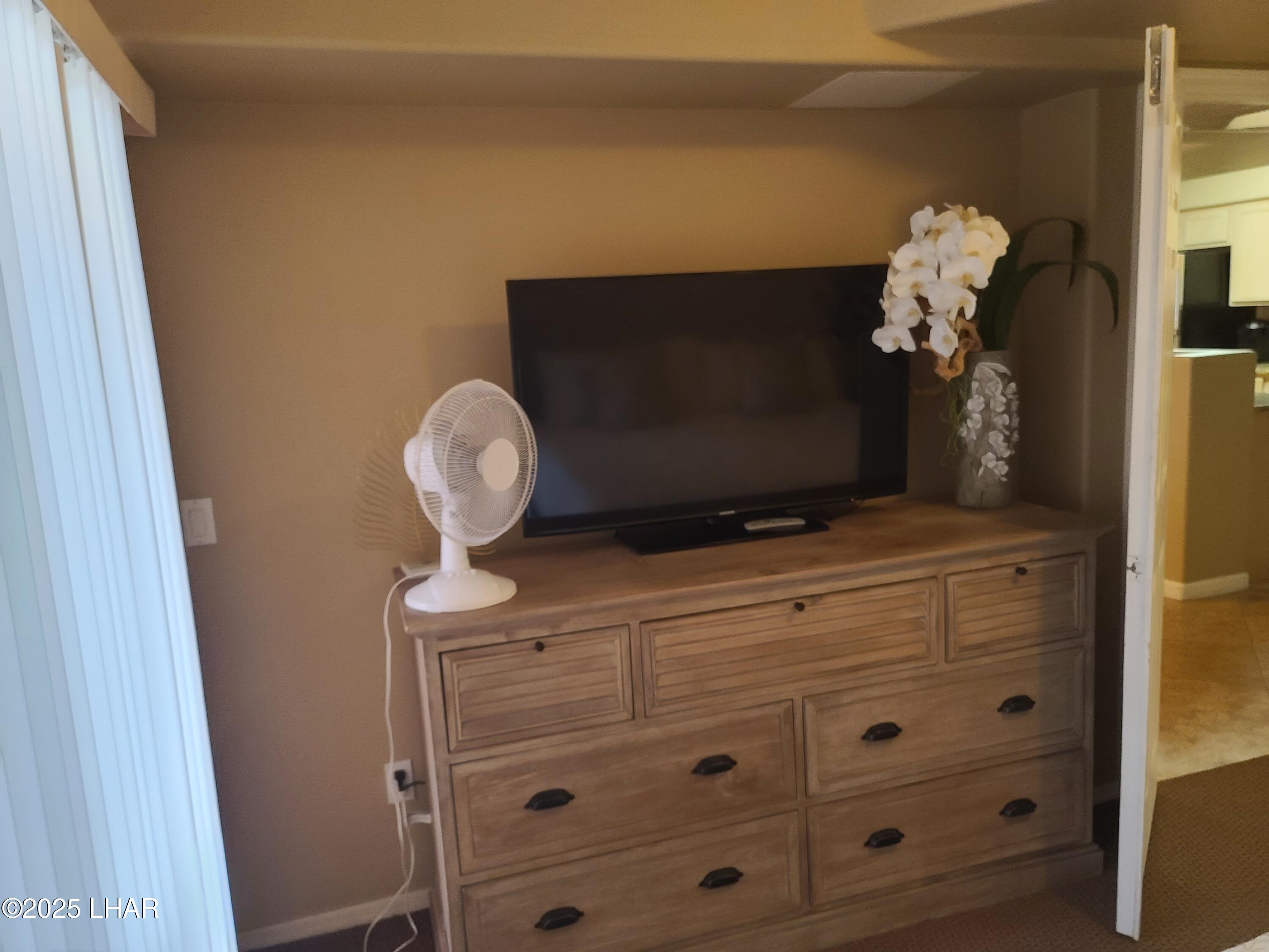 94 London Bridge Road, Unit 108 Lake Havasu City, AZ 86403 - Photo 21 of 38 a front view of a mirror