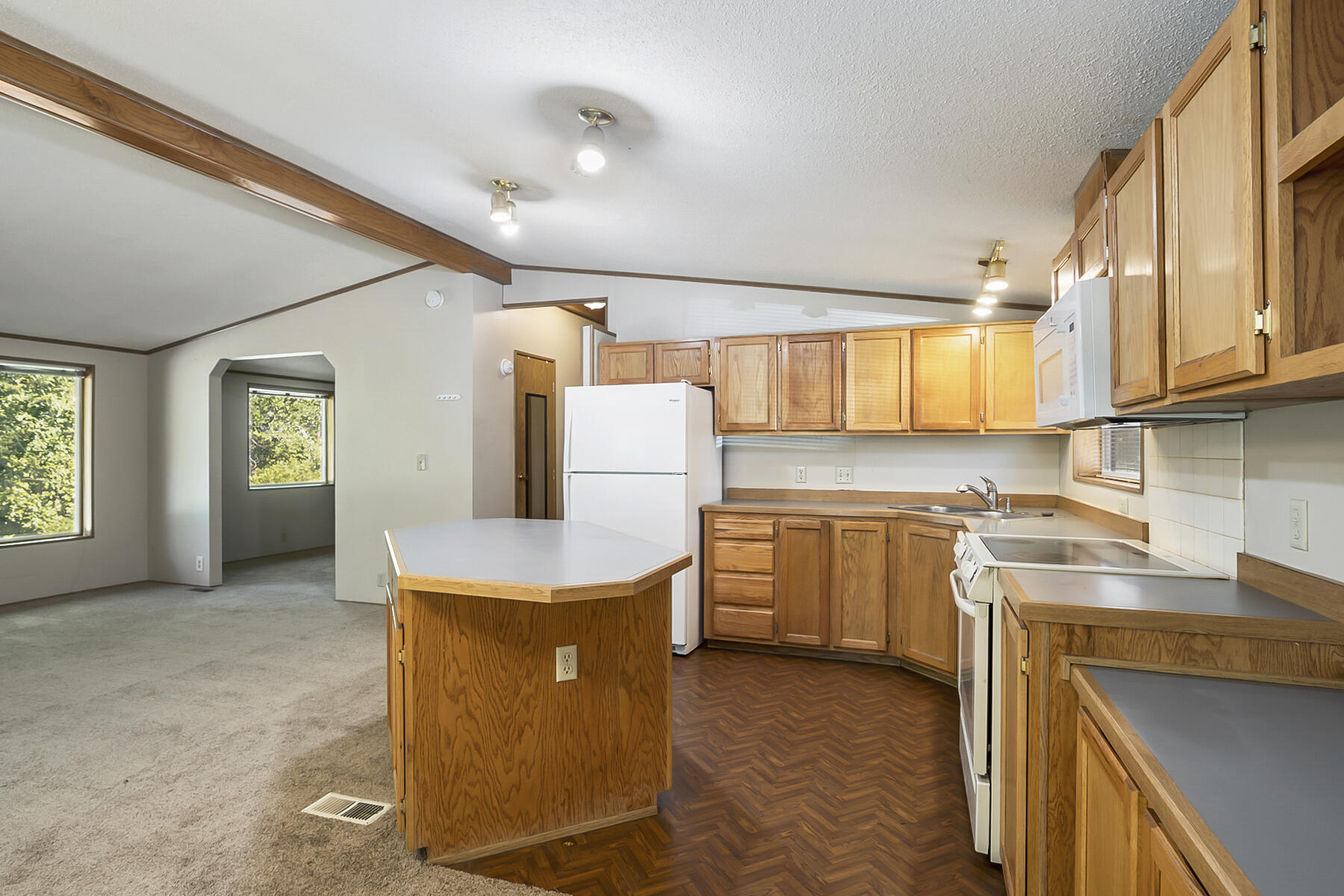 19245 Galen Road Bend, OR 97702 - Photo 11 of 32 15JH5_3139