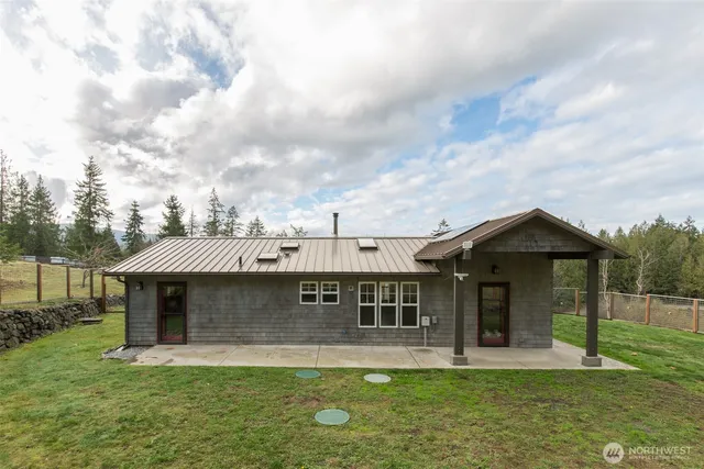 a view of a house with backyard and trees