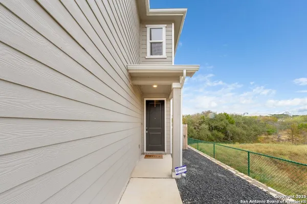 a view of a house with backyard