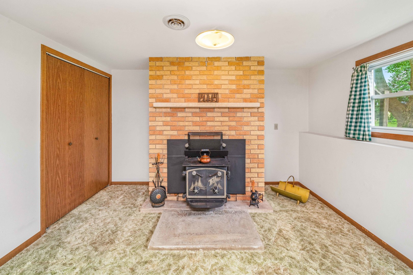 17624 Frazier Road Sandwich, IL 60548 - Photo 15 of 22 a view of an empty room and fire place