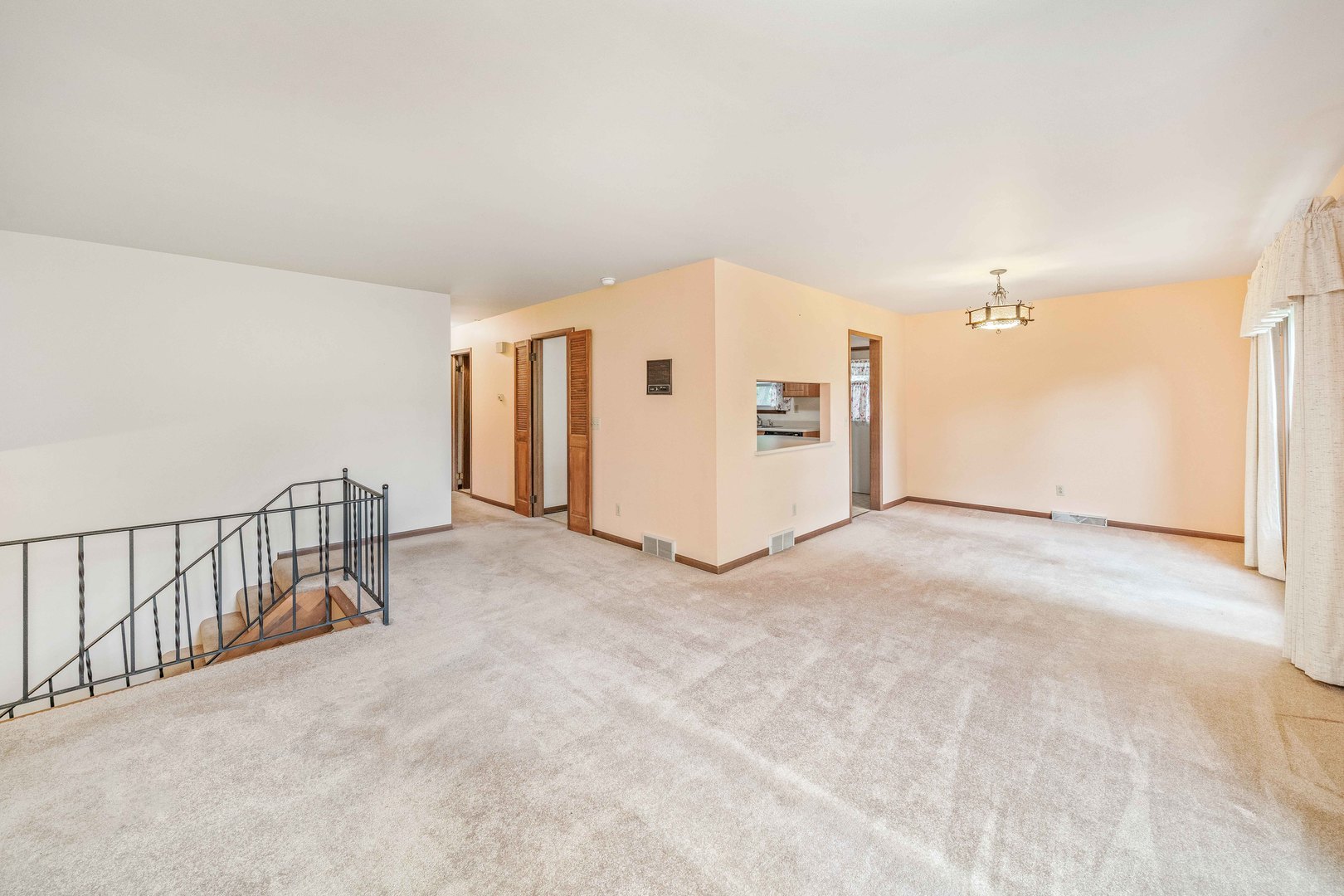 17624 Frazier Road Sandwich, IL 60548 - Photo 6 of 22 a view of a big room with closet and windows