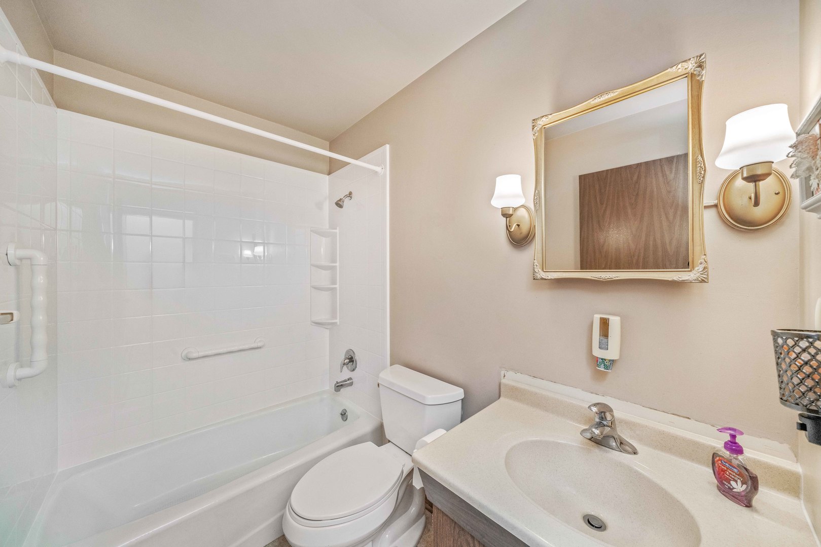 17624 Frazier Road Sandwich, IL 60548 - Photo 8 of 22 a bathroom with a sink toilet and shower