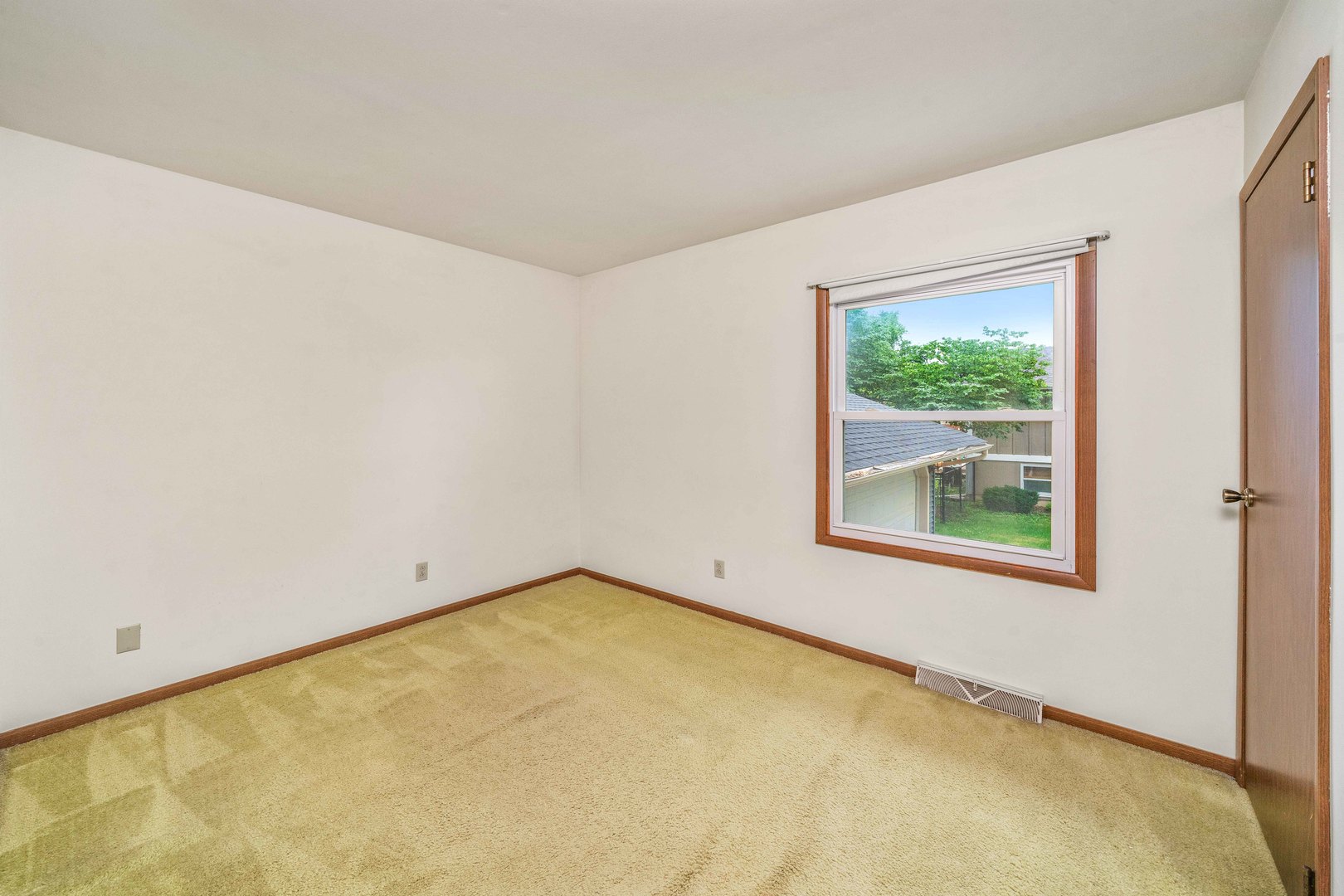 17624 Frazier Road Sandwich, IL 60548 - Photo 9 of 22 an empty room with a window