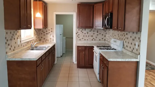 $1,600 | 100 West Harwood Avenue, Madison Heights, MI 48071