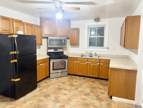 $2,600 | 26 Charles Street, Unit 2, Whitman, MA 02382