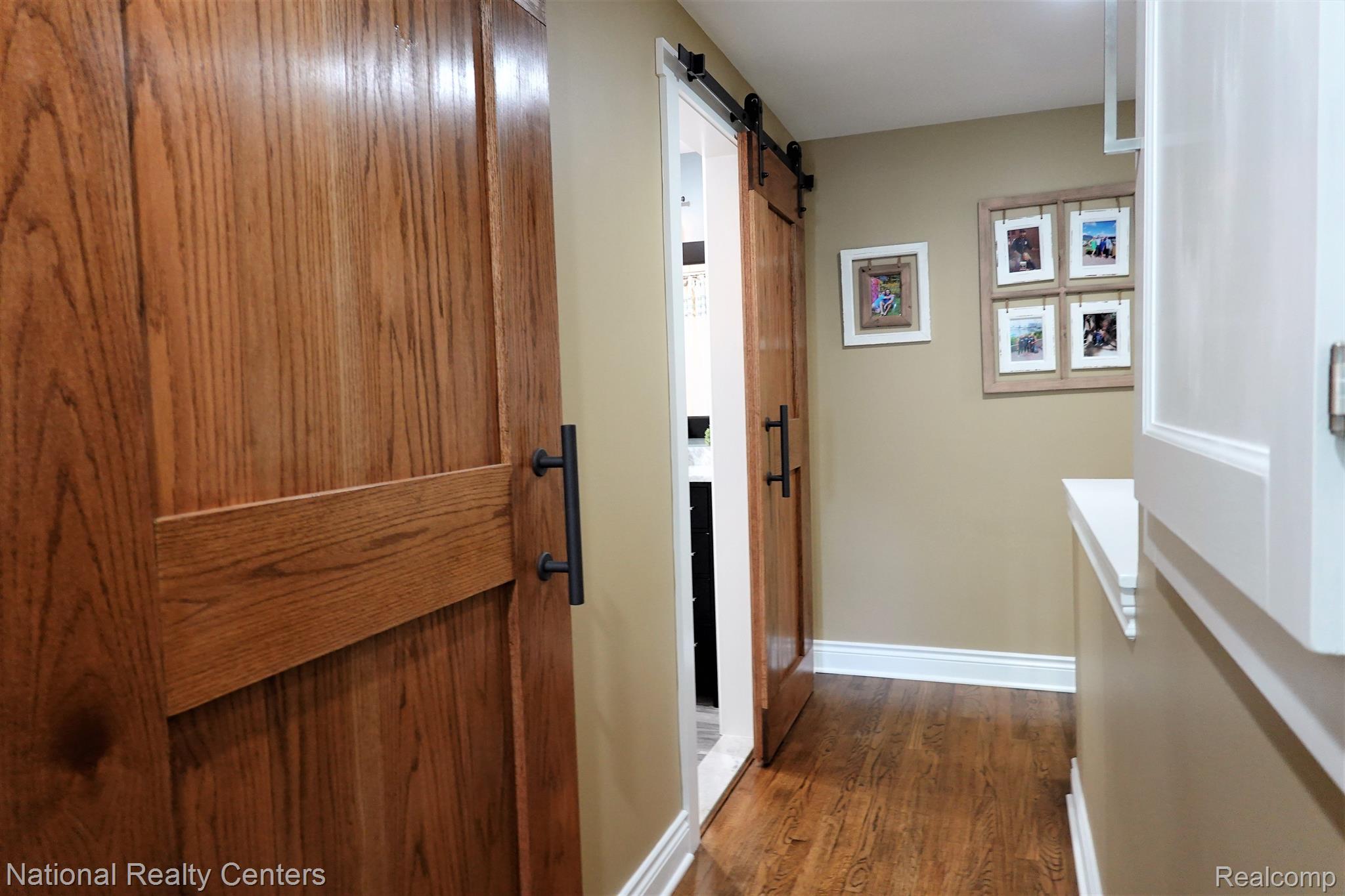 32308 Red Clover Road Farmington, MI 48334 - Photo 11 of 37 Upper hallway