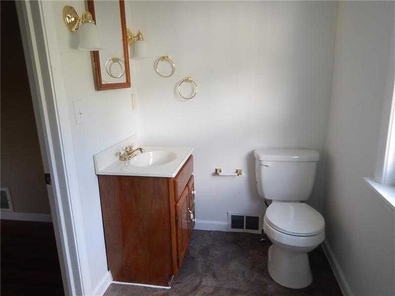 1918 Fox Chapel Road Pittsburgh, PA 15238 - Photo 16 of 24 2ND FLOOR FULL BATH ROOM