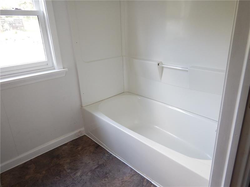 1918 Fox Chapel Road Pittsburgh, PA 15238 - Photo 17 of 24 2ND FLOOR FULL BATH ROOM
