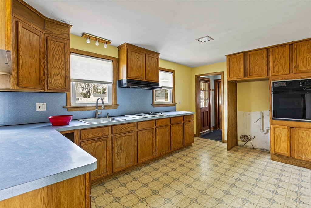 13 Ballydrain Road Framingham, MA 01701 - Photo 12 of 24