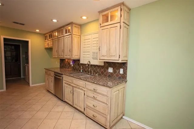 a view of a livingroom with a ceiling fan and window