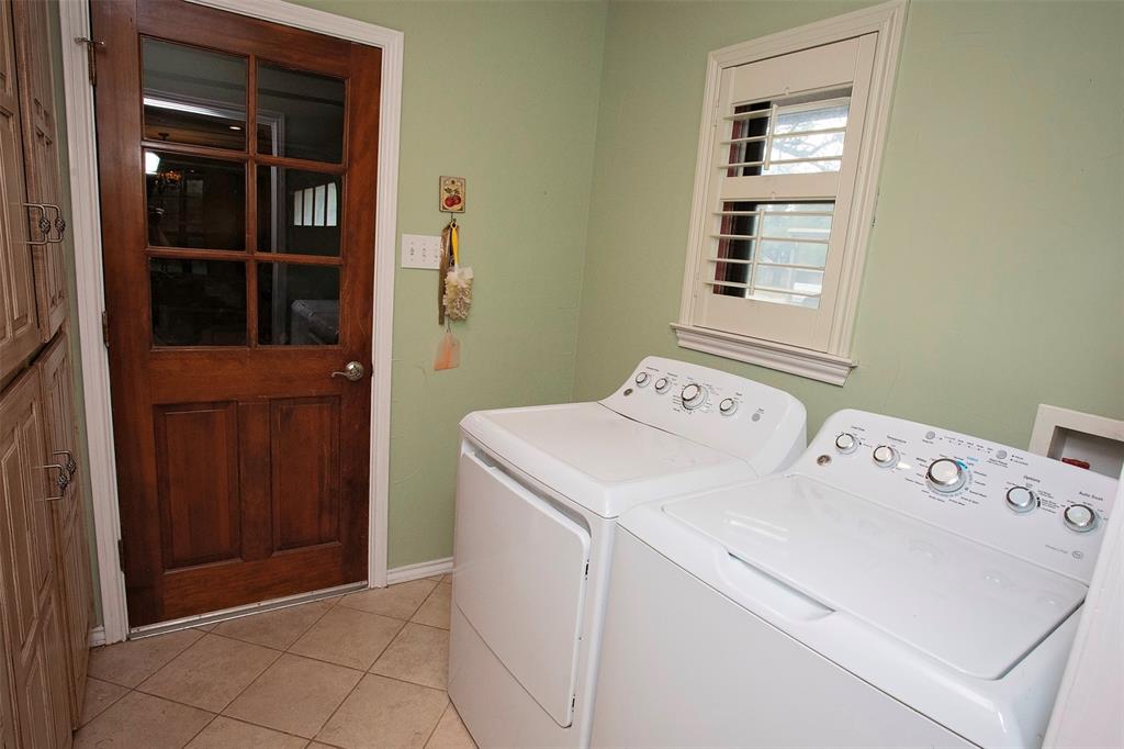 1305 Cliff Drive Graham, TX 76450 - Photo 17 of 32 a utility room with dryer and washer