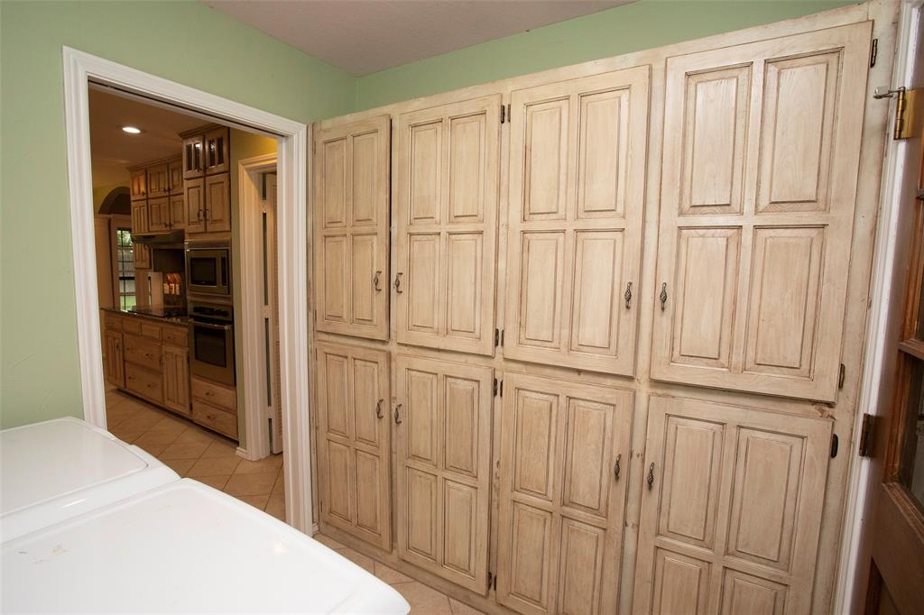1305 Cliff Drive Graham, TX 76450 - Photo 18 of 32 a spacious bathroom with a bathtub