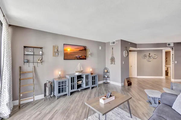 $3,300 | 3000 North Ocean Drive, Unit 17B, Singer Island, FL 33404