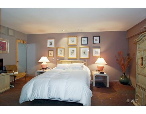562 West Stratford Place Chicago, IL 60657 - Photo 5 of 10 a bed room with a bed and a lamp
