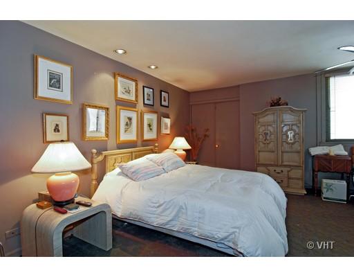 562 West Stratford Place Chicago, IL 60657 - Photo 6 of 10 a bedroom with a bed and wooden floor