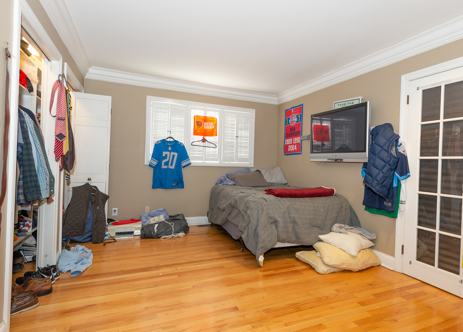 1127 West George Street Chicago, IL 60657 - Photo 9 of 16 a living room with furniture and a flat screen tv