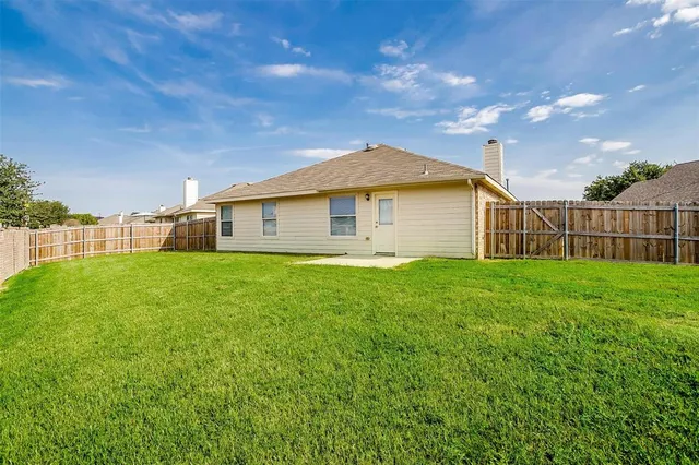 a view of a house with backyard and garden