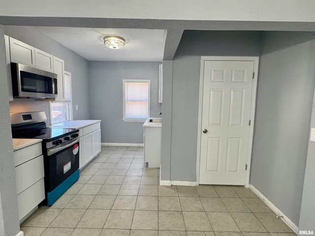 $1,647 | 1215 18th Avenue, Rock Island, IL 61201