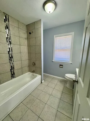 $1,647 | 1215 18th Avenue, Rock Island, IL 61201