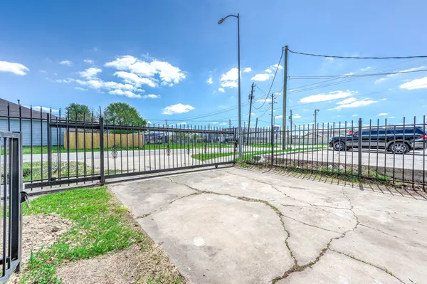 $596 | 4356 A Phlox Street, Unit R1, Houston, TX 77051