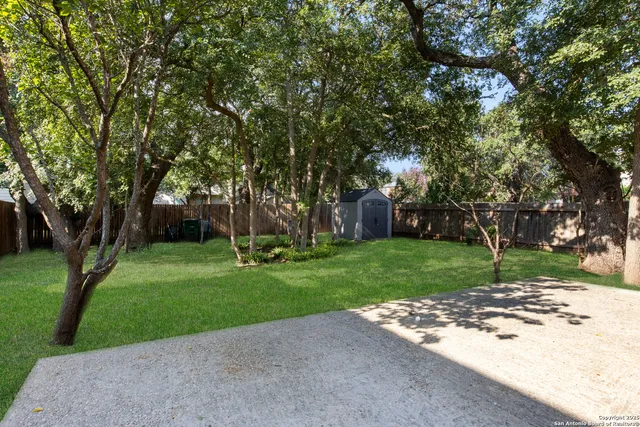 a view of a yard with a house
