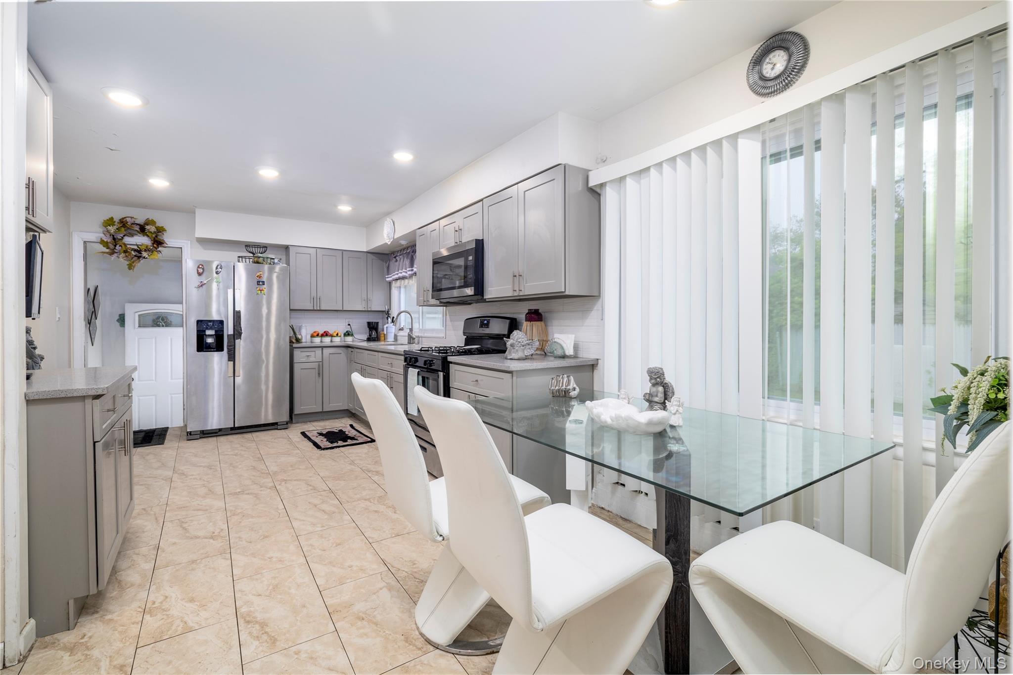 265 Beachview Street Copiague, NY 11726 - Photo 6 of 19