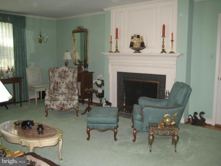 312 Waycross Road Wilmington, DE 19803 - Photo 5 of 24 Living Room