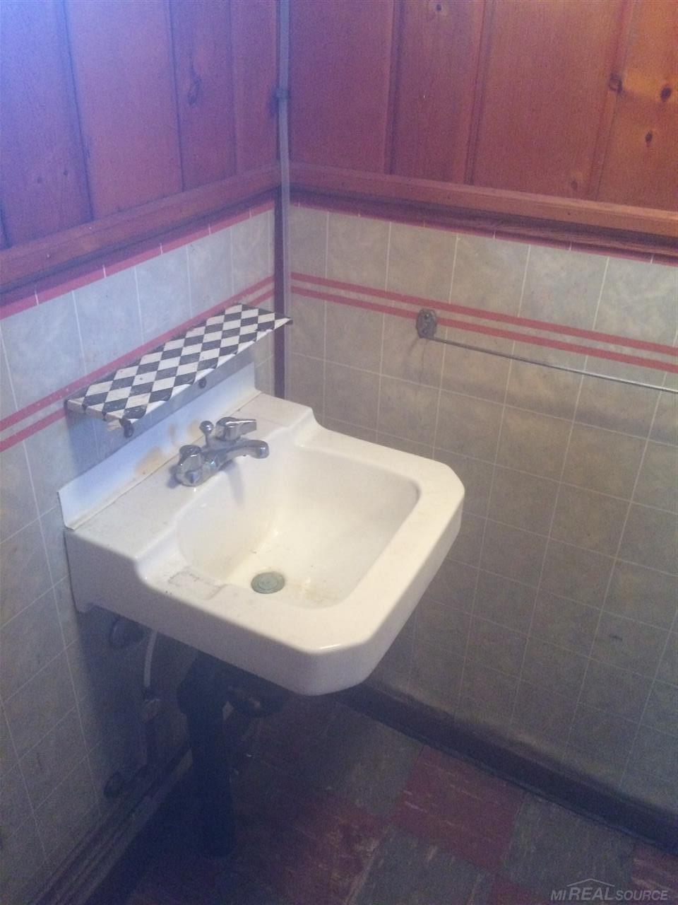 23751 Roxana Avenue Eastpointe, MI 48021 - Photo 13 of 20 31301237-12.JPG