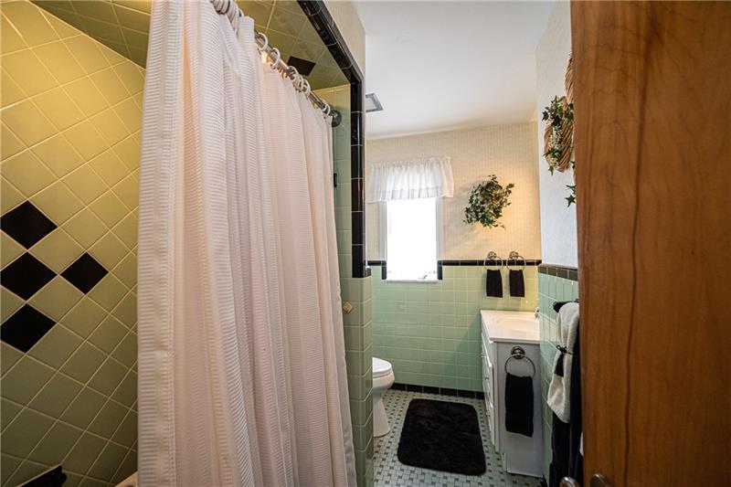 625 Main Street McKees Rocks, PA 15136 - Photo 14 of 25 FULL BATHROOM