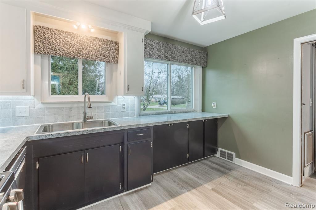 28430 Bayberry Road Farmington Hills, MI 48331 - Photo 8 of 21 Gallery Image 8