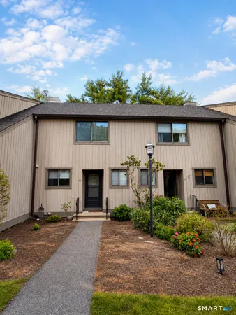 $277,000 | 67 Cambridge Court, Unit 67, Beacon Falls, CT 06403