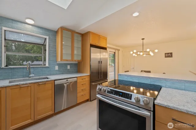 $950,000 | 18045 3rd Avenue Northeast, Shoreline, WA 98155