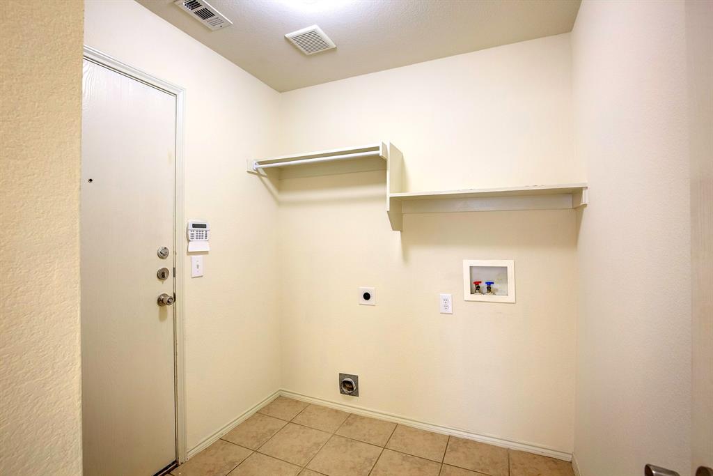 1720 Desperado Road Fort Worth, TX 76131 - Photo 12 of 40 a bathroom with a shower