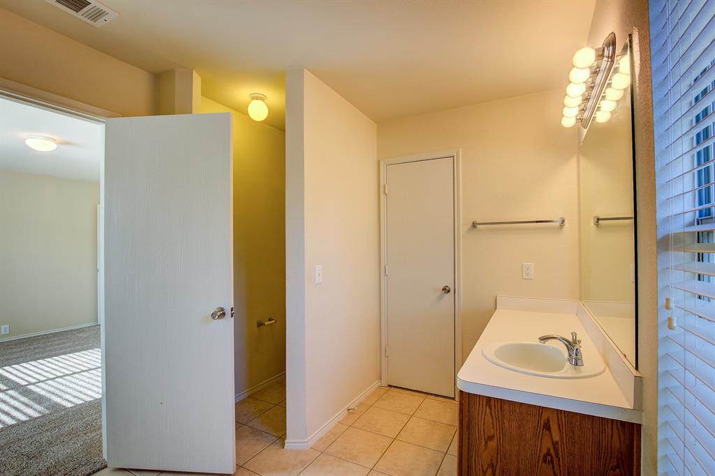 1720 Desperado Road Fort Worth, TX 76131 - Photo 22 of 40 a bathroom with a sink a toilet and shower