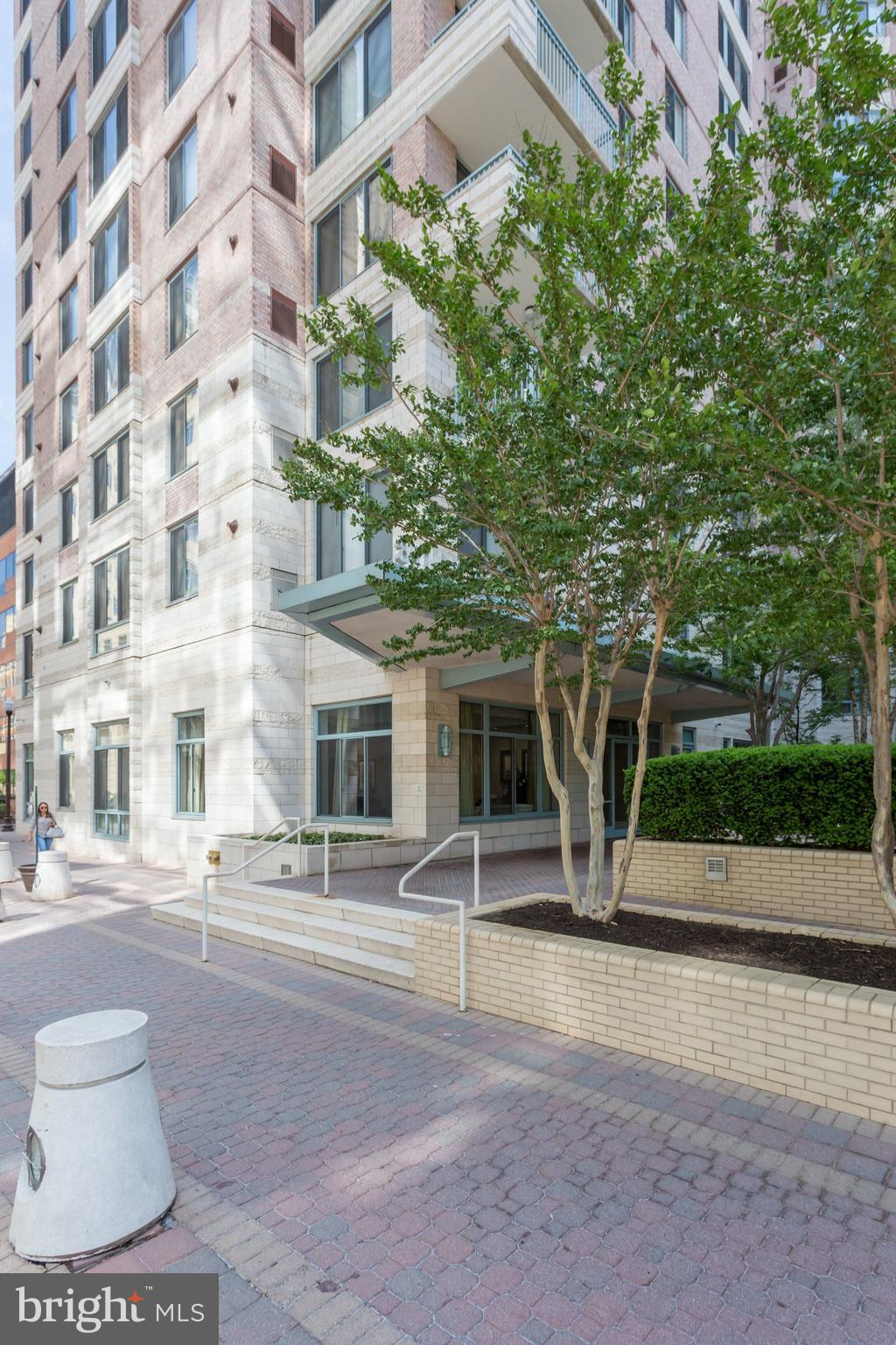 851 North Glebe Road, Unit 812 Arlington, VA 22203 - Photo 25 of 38 front view of a building